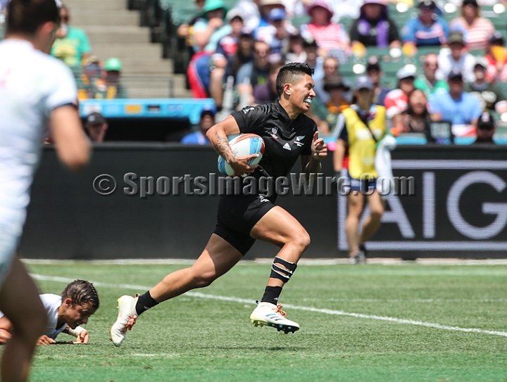2018RugbySevensSat-16.JPG - Gayle Broughton of New Zealand breaks away for a try against the United States in the women's championship semi-finals of the 2018 Rugby World Cup Sevens, Saturday, July 21, 2018, at AT&T Park, San Francisco.  New Zealand defeated the United States 26-21. (Spencer Allen/IOS via AP)